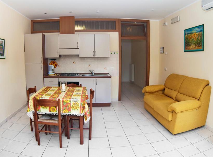 מאלצ'סינה Casa Facchinetti Yellow Apartment מראה חיצוני תמונה
